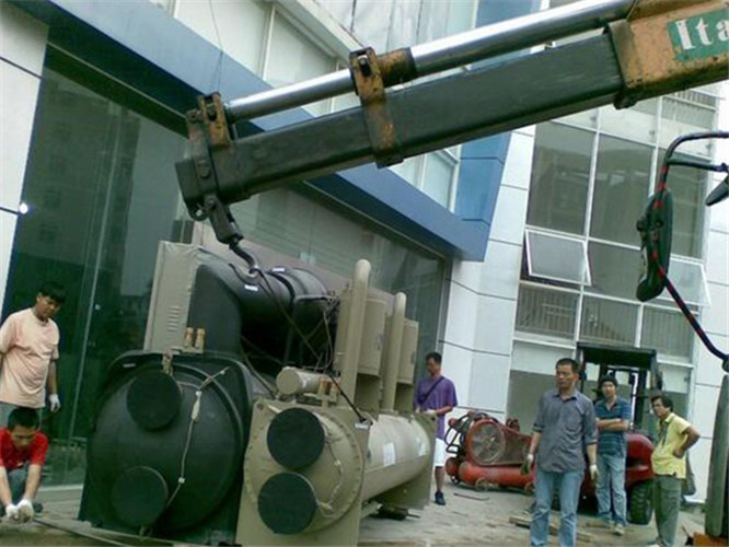 安多县随车吊和汽车吊的核心区别是什么？哪种更省钱？